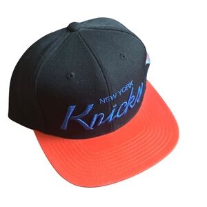 MITCHELL & NESS NEW YORK KNICKS SCRIPT SNAPBACK - REFLECTIVE BRIM